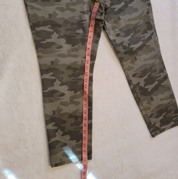 Camo Universal Thread High Rise Skinny Crop - Picture 2 of 7